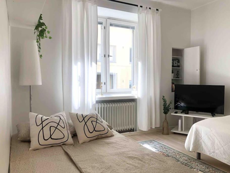 Modern And Bright With Location Apartment